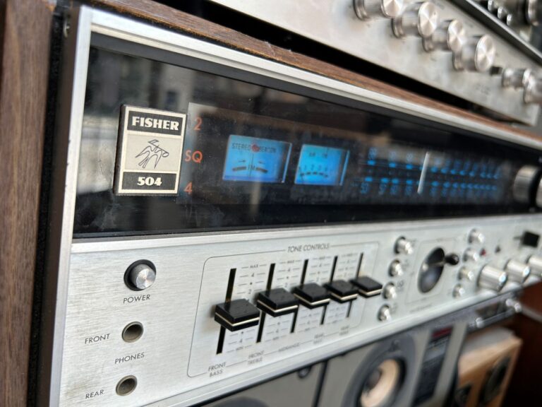 Fisher 504 – רסיבר סטריאו וינטג’ קלאסי בעיצוב אמריקאי