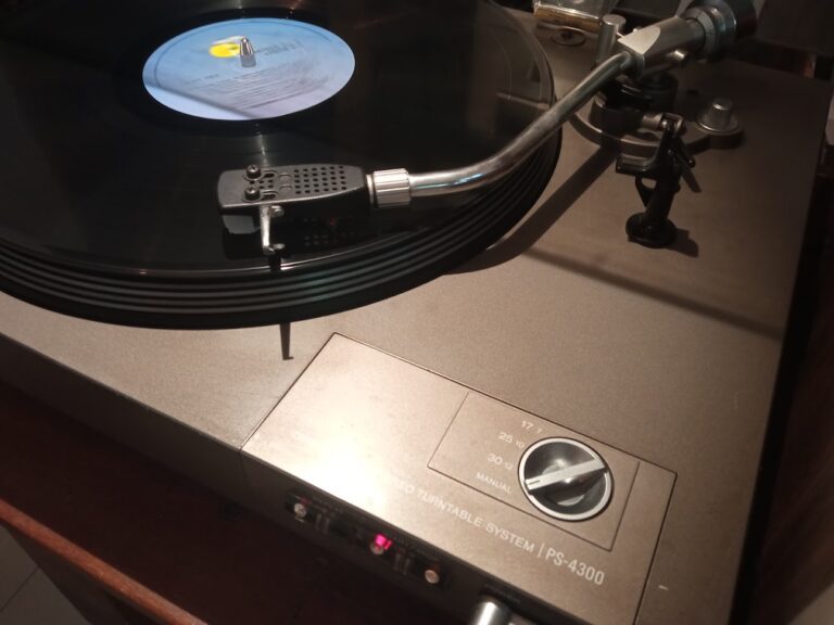 פטיפון מקצועי ואיכותי של חברת SONY דגם: 4300